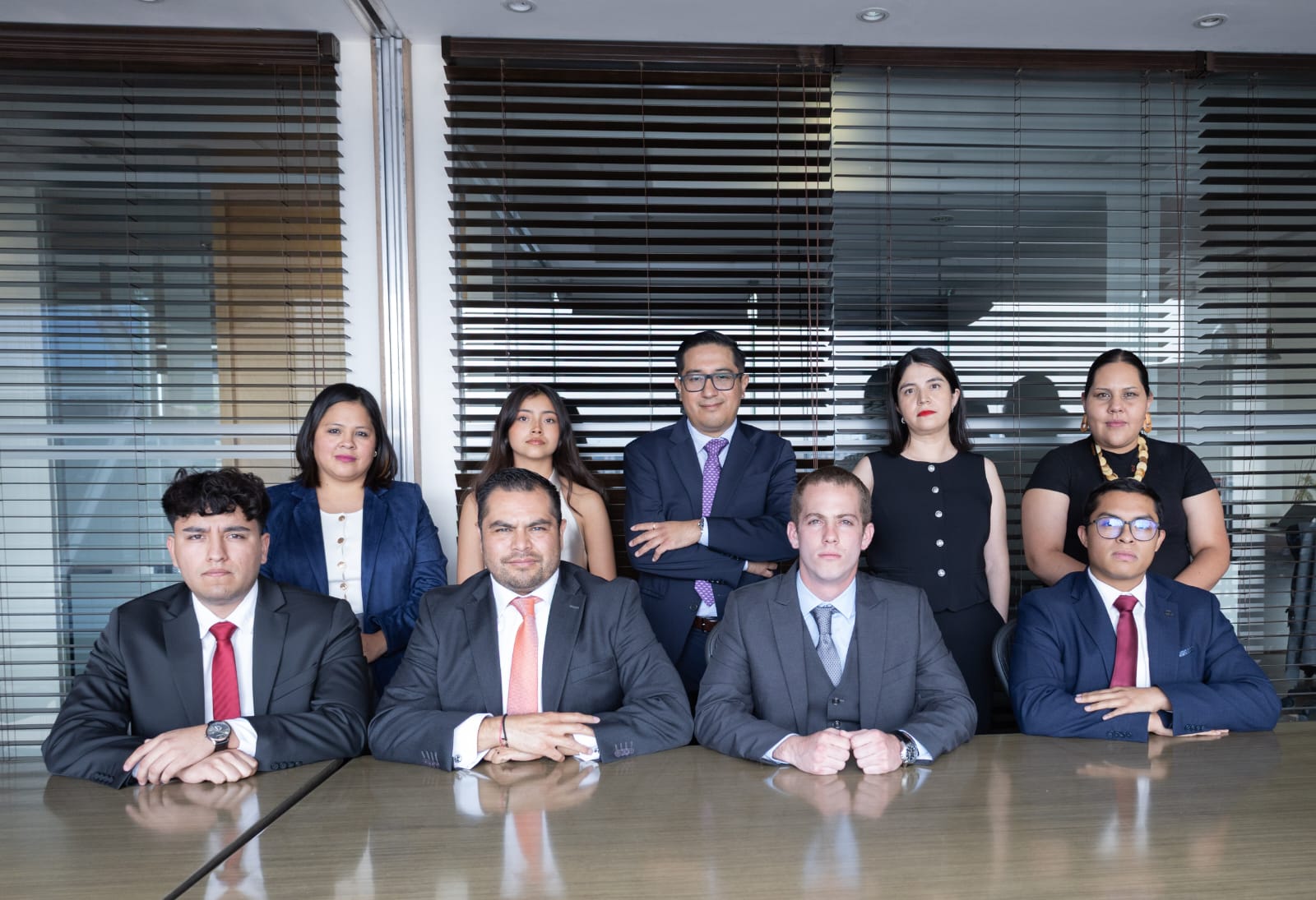 Equipo de Punto Fino Abogados reunido en la sala de juntas